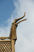Střešní štít,  sloupový kostel ( stavkirke) ze 12.stol. Lom 