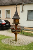 Ptačí budka a krmítko. Hardegg. A