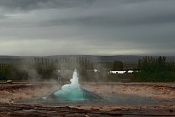 Strokkur (Máselnice) – zrození gejzíru, údolí Haukadalur
