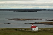 Kostelík Narfeyrarkirkja, záliv Áltafjörður a město Stykkisholmur