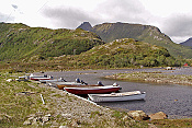 Ømakkfjorden, hora Jennskardtiden (654 m) a Klotinden (671 m)