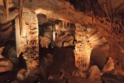 Jeskyně Aven d´Orgnac. Lanquedoc-Rousillon. Francie