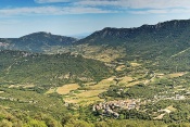 Duilhac-sous-Peyrepertuse z katarského hradu Peyrepertuse. Lanquedoc-Rousillon. Francie