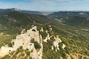 Duilhac-sous-Peyrepertuse a část katarského hradu Peyrepertuse. Lanquedoc-Rousillon.   Francie