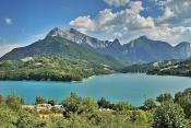 Přehrada Lac du Sautet na řece Drac. Rhône-Alpes. Francie