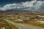 Silnice Golden Road u Fionnsabhagh, South Harris, Skotsko