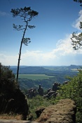 Pohled z vyhlídky Schrammsteine na Vorderer Torstein, Papststein a Königstein