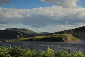 Zříceniny hradu Ardvreck a domu Mackenziů „Calda“ a Loch Assynt