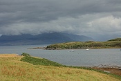 Loch na Dal a ostrov Isle Ornsay. Ostrov Skye. Vnitřní Hebridy