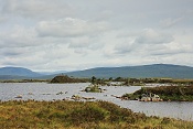 Jezero Lochan na h-Achlaise a hora Stob Ghabhar (1087 m) a Meall a´Bhuiridh (1108 m)
