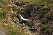 Řeka Allt Coir´a´ Mhadaidh a vodopády Fairy Pools, Skye