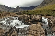 Řeka Allt Coir´a´ Mhadaidh a vodopády Fairy Pools, Skye