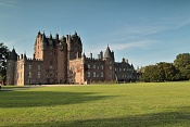 Hrad Glamis Castle (*11.stol, Bowes-Lyon), rodiště Královny Matky