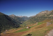 Údolí na Furkapass a masiv Schattmingen Firsten (2690 m)