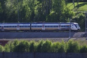 Elektrický vlak Coradia Nordic X 62 (*2009) na trati Umeå - Sundsvall. U jezera Stugusjön (S)
