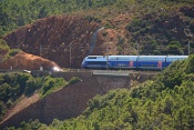 Dvoupodlažní elektrický vlak TGV Duplex Dasye na trati Nice – Toulon. Francie