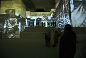 70 kamer promítá obrazy Vincenta van Gogha a Paula Gauguina v bývalém bauxitovém dole. Carrières de Lumières. Les Baux. Francie