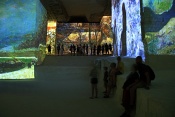 70 kamer promítá obrazy Vincenta van Gogha a Paula Gauguina v bývalém bauxitovém dole. Carrières de Lumières. Les Baux. Francie