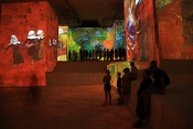 70 kamer promítá obrazy Vincenta van Gogha a Paula Gauguina v bývalém bauxitovém dole. Carrières de Lumières. Les Baux. Francie